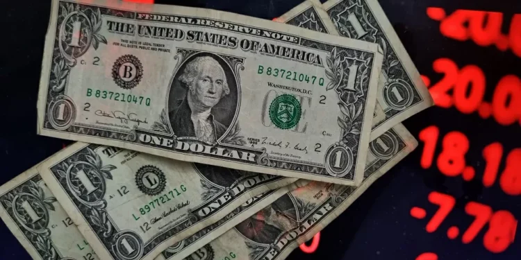 Ibovespa atinge novo recorde com acordos comerciais de Trump; dólar fecha em queda