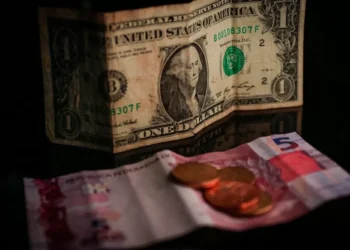 Dólar dispara e fecha acima de R$ 5,50 com temor fiscal e nova tensão entre EUA e China; Bolsa cai