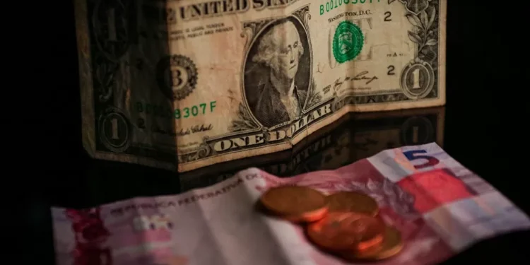 Dólar dispara e fecha acima de R$ 5,50 com temor fiscal e nova tensão entre EUA e China; Bolsa cai