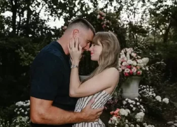 Sem graça, noivo de Taylor Swift comenta música sobre suas partes íntimas