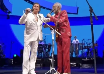 Gilberto Gil recebe Roberto Carlos no palco em despedida de SP