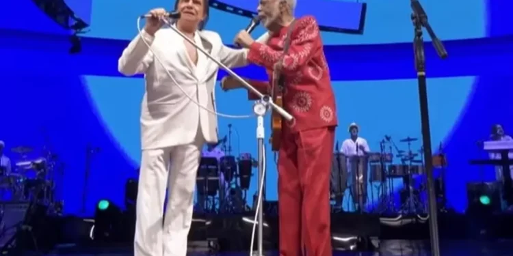 Gilberto Gil recebe Roberto Carlos no palco em despedida de SP
