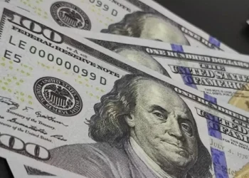 Ibovespa termina em alta com mercado atento aos EUA e China; dólar sofre leve queda e fecha abaixo de R$ 5,47