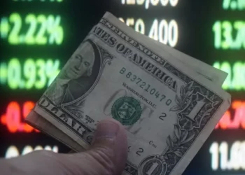 Ibovespa se descola de NY e sobe 0,55%; dólar tem leve alta, mas fecha abaixo de R$ 5,40