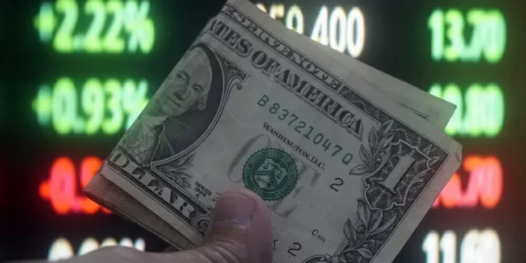 Ibovespa se descola de NY e sobe 0,55%; dólar tem leve alta, mas fecha abaixo de R$ 5,40