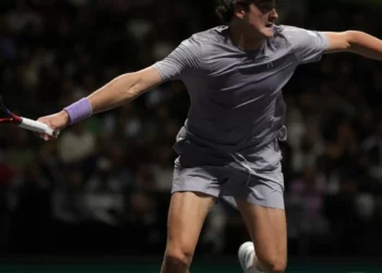 João Fonseca vence Shapovalov na estreia do Masters 1000 de Paris