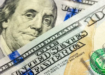 Dólar cai e real tem segundo dia de ganhos; Ibovespa recua com pressão de commodities