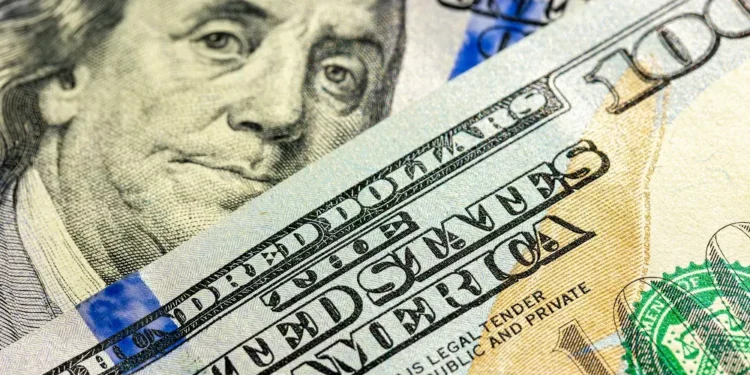 Dólar cai e real tem segundo dia de ganhos; Ibovespa recua com pressão de commodities