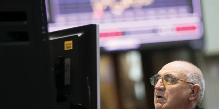 Bolsa de Lisboa segue no verde e petróleo dispara mais de 5%