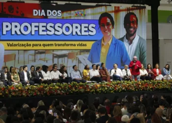 Professores terão cartão de crédito com anuidade zero, anuncia presidente da Caixa