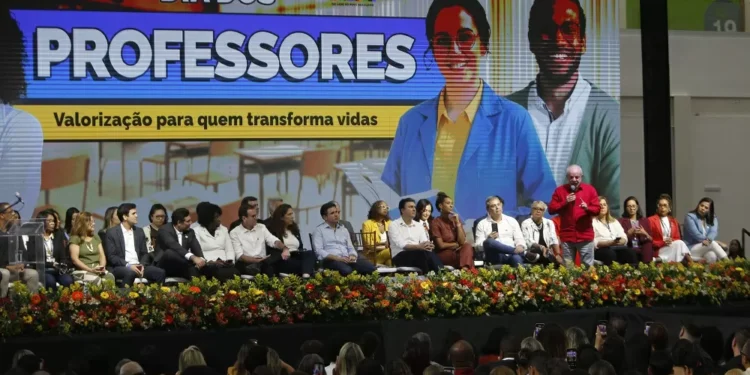 Professores terão cartão de crédito com anuidade zero, anuncia presidente da Caixa