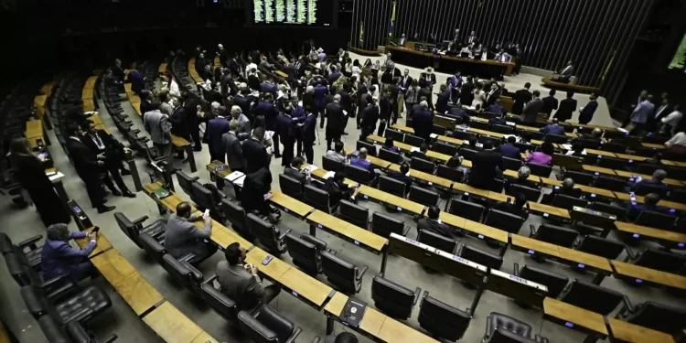 Câmara dos Deputados acerta ao deixar MP alternativa ao IOF perder validade, avalia CNI