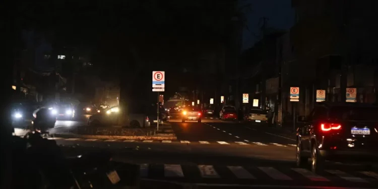 Especialistas indicam soluções para apagões no Brasil após incêndio no Paraná