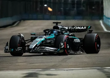 Russell sai da pole position em Singapura