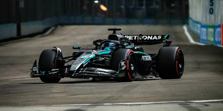 Russell sai da pole position em Singapura