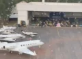 Gusttavo Lima reúne famosos e quantidade de aviões estacionados em sua casa impressiona