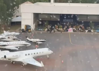 Gusttavo Lima reúne famosos e quantidade de aviões estacionados em sua casa impressiona