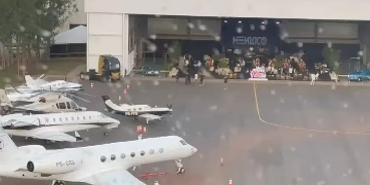 Gusttavo Lima reúne famosos e quantidade de aviões estacionados em sua casa impressiona