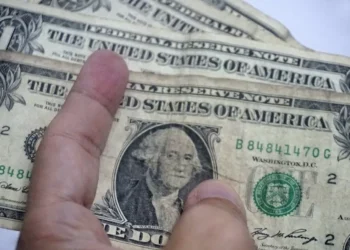 Bolsa bate recorde e dólar cai após reunião entre Lula e Trump