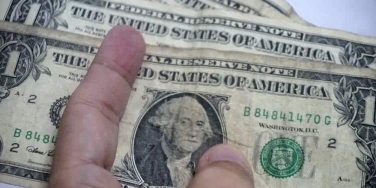 Bolsa bate recorde e dólar cai após reunião entre Lula e Trump