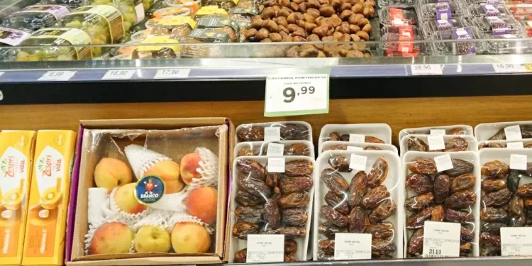 Preços dos alimentos caem pelo quarto mês consecutivo, diz IBGE