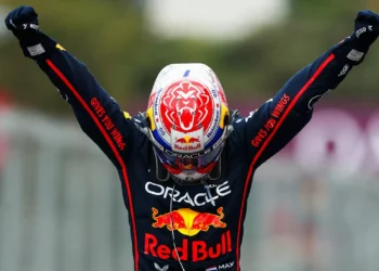 Verstappen ganha sprint. McLaren colidem