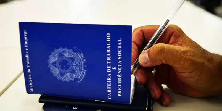 Desemprego no Brasil atinge 5,6% e iguala o menor patamar da história