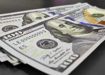 Ibovespa reduz fôlego, mas chega ao 9º recorde seguido; dólar recua