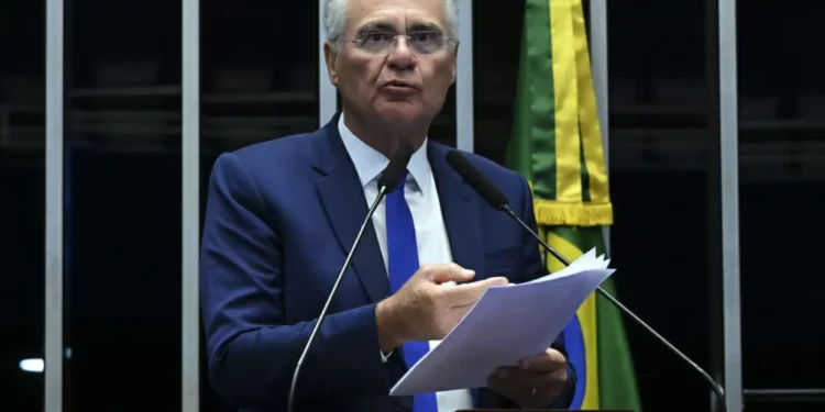 Renan Calheiros deve apresentar parecer sobre isenção do IR nesta terça-feira