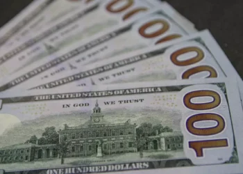 Dólar fecha a R$ 5,27 e atinge menor patamar desde junho de 2024; bolsa emplaca 12⁰ recorde seguido