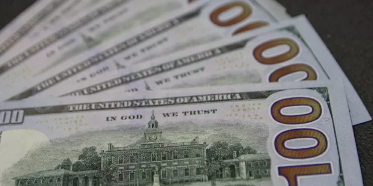 Dólar fecha a R$ 5,27 e atinge menor patamar desde junho de 2024; bolsa emplaca 12⁰ recorde seguido