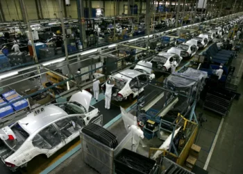 Produção industrial recua 0,4% em setembro, mostra IBGE