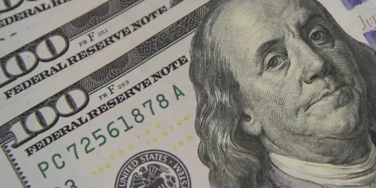 Ibovespa renova recorde e atinge marca inédita de 153 mil; dólar cai