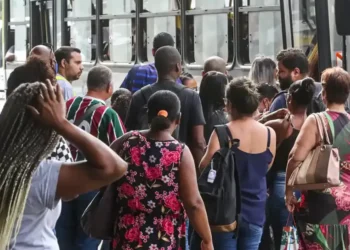 Número de pessoas que procuram emprego há mais de 2 anos cai 17,8%, diz IBGE