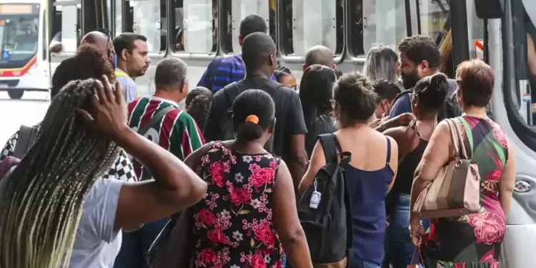 Número de pessoas que procuram emprego há mais de 2 anos cai 17,8%, diz IBGE