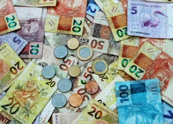 Brasileiros ainda têm quase R$ 10 bi ‘esquecidos’ em bancos; veja como consultar e resgatar