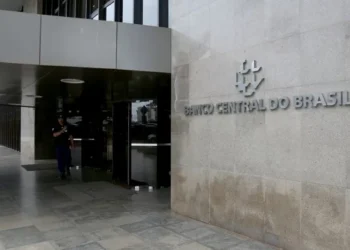 Mercado melhora previsão para o PIB e reduz expectativa de inflação, aponta Boletim Focus