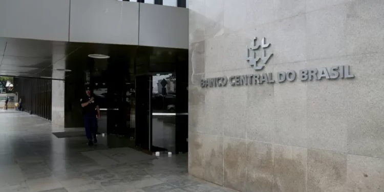 Mercado melhora previsão para o PIB e reduz expectativa de inflação, aponta Boletim Focus