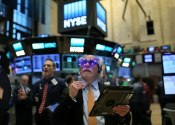 Wall Street fecha em alta à espera da Fed e em dia de acordo histórico para compra da Warner pela Netflix