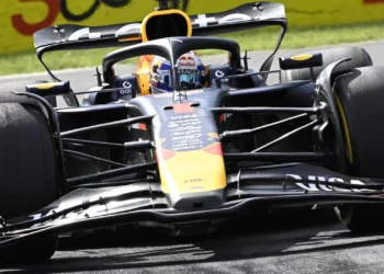 Verstappen sai na frente em Abu Dhabi