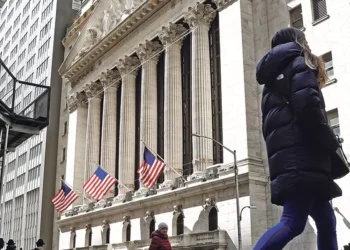 Wall Street arranca sessão com ganhos ligeiros