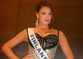 Miss Finlândia perde título após publicar foto com gesto racista