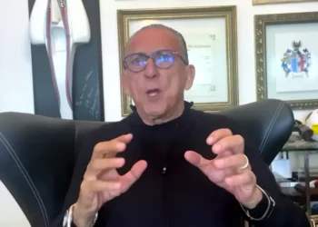 Galvão Bueno é internado para realização de exames após mal-estar