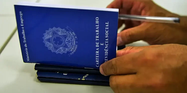 Taxa de desemprego recua para 5,2% e atinge menor nível da série histórica