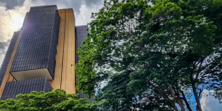 Focus reduz projeção do IPCA de 2025 para 4,32%, abaixo do teto da meta