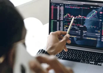 Wall Street abre em terreno misto influenciada por dados do emprego