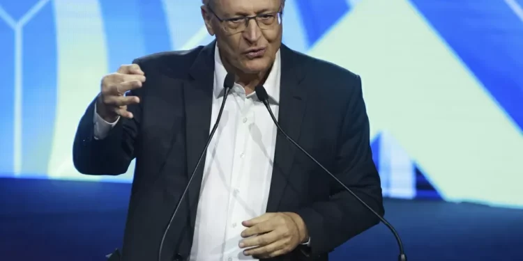 Alckmin diz que Brasil vai se empenhar para tirar mais produtos do tarifaço ‘com urgência’