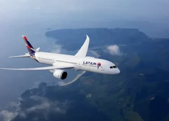 Procon notifica Latam sobre restrição de acesso a banheiro em aeronaves