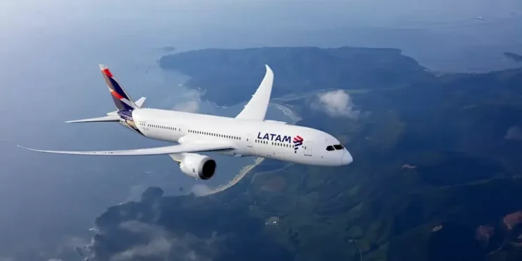 Procon notifica Latam sobre restrição de acesso a banheiro em aeronaves