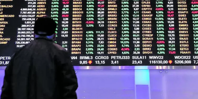Bolsa fecha 2025 com melhor desempenho em 9 anos; dólar tem desvalorização de mais de 11%